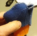 Utilisation du modèle de main imprimé pour la préparation de la chaussette en tissus 3D.